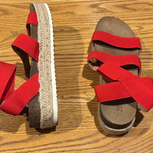 Red platform sandals - Picture 2 of 2